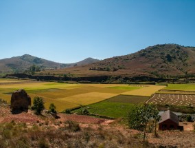 岷县农民耕地摄影，记录土地的脉动，岷县农民耕地摄影，土地脉动的见证